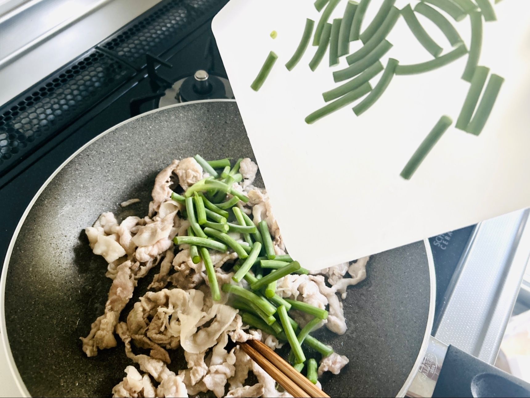 では、今回もお肉と一緒に炒めます