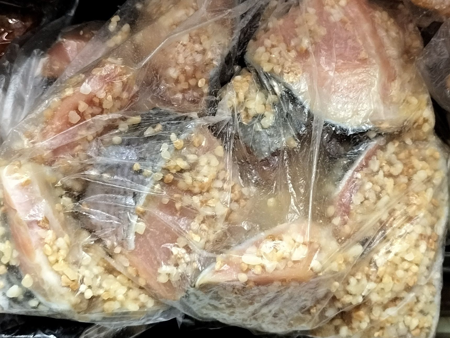 2. 切った鮭をビニール袋に入れる→三五八漬けの素を全体にふりかけ、軽く押さえて表面に付ける→冷蔵庫で2日程漬け込む