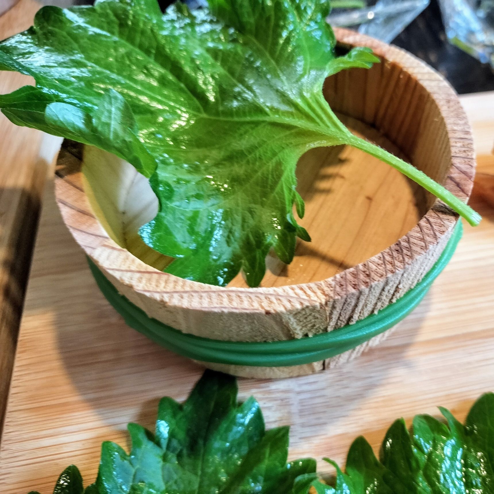 1. 半樽に、大葉を敷く