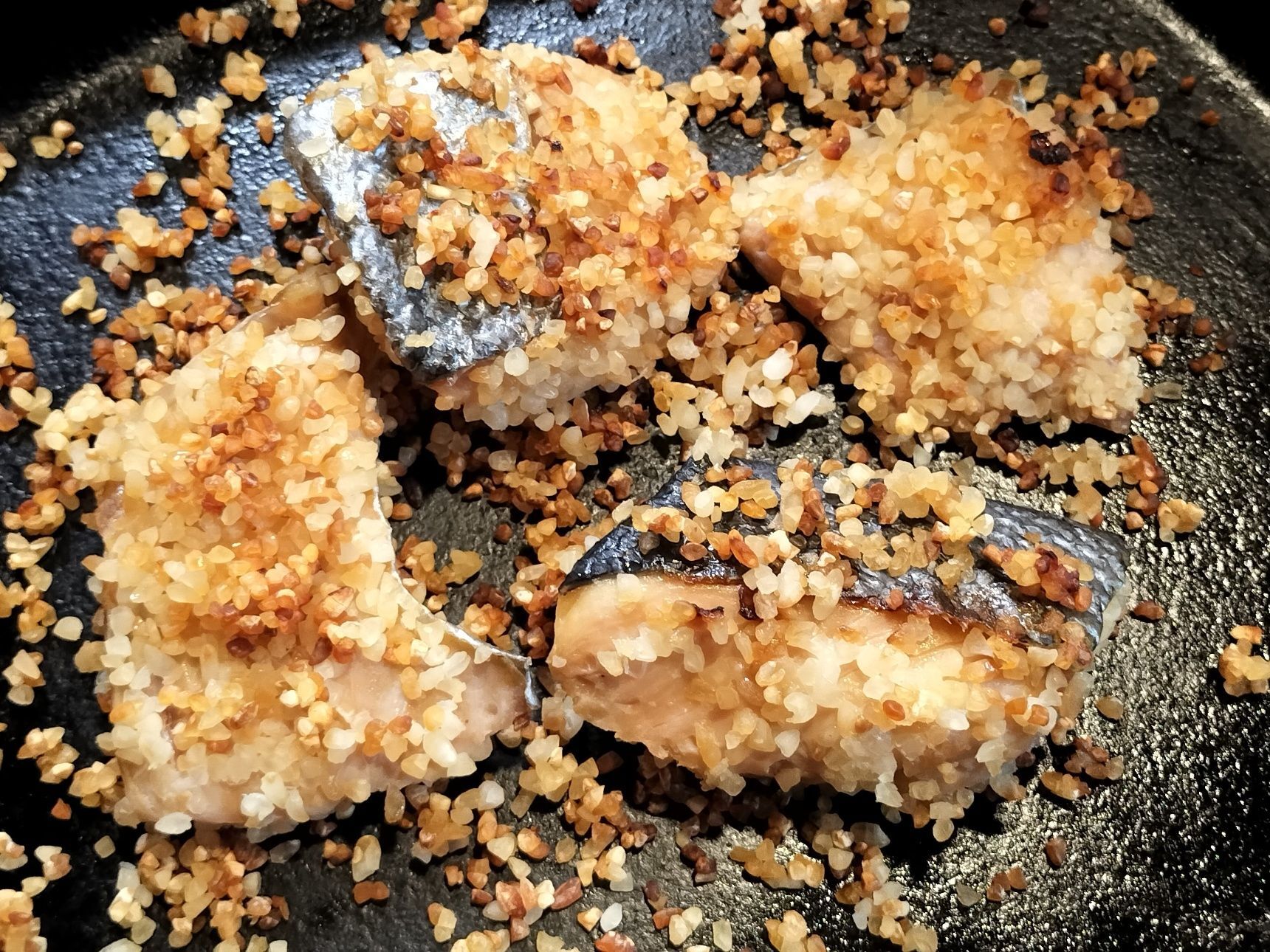 3. 鉄フライパンに、手順2の鮭を入れる→アルミホイルで軽く蓋をする→弱火〜中火で中まで火を通し、両面をこんがりと焼く→のり弁当にのせる
