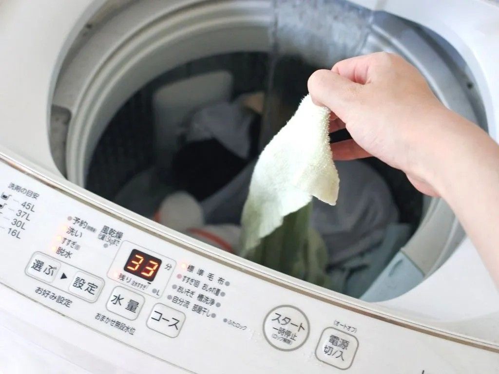 ああ悲劇！！洗濯物がティッシュまみれに…！→すぐに洗い直すのはちょっと待って！まず初めにやるべきコト。