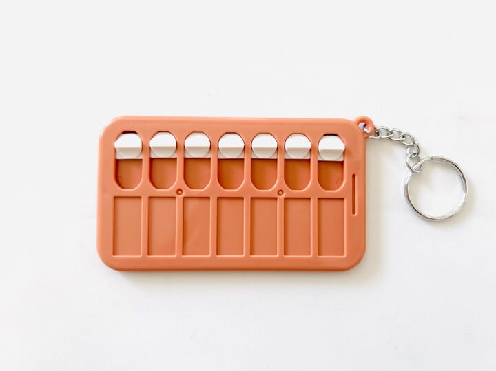 【セリア】おもちゃみたいなキーホルダー。一体コレなーんだ!「忘れっぽい人」や「心配性の人」を守ってくれるアイテムです♪