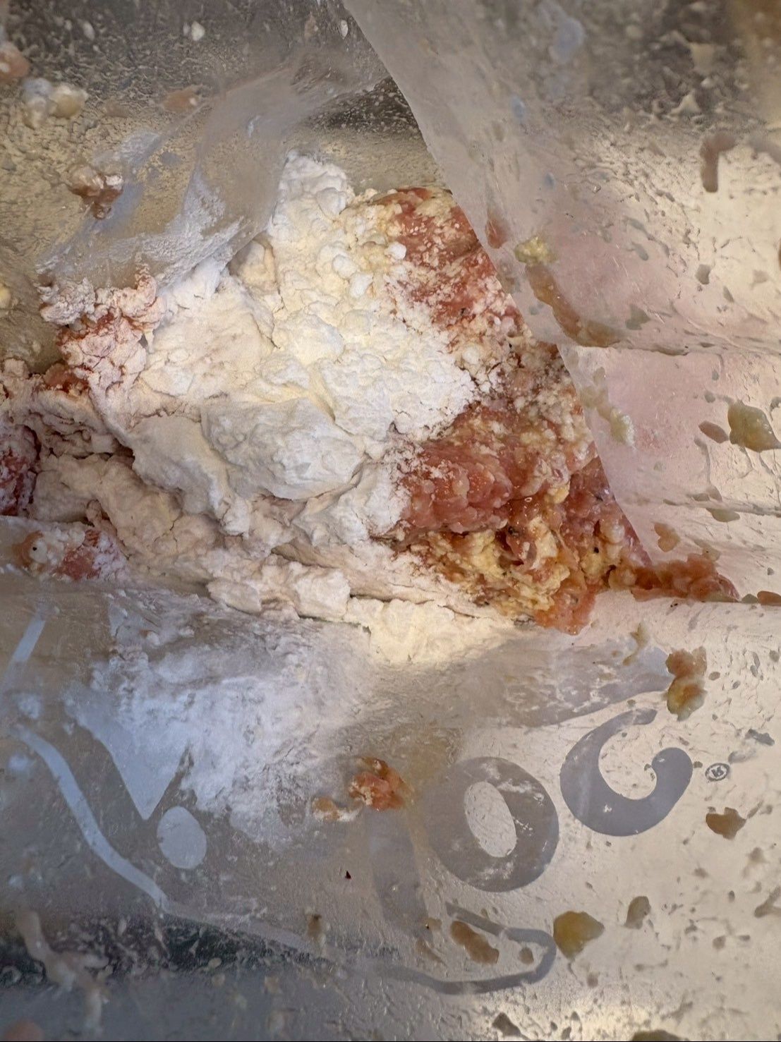 片栗粉を入れてさらに混ぜ合わせます