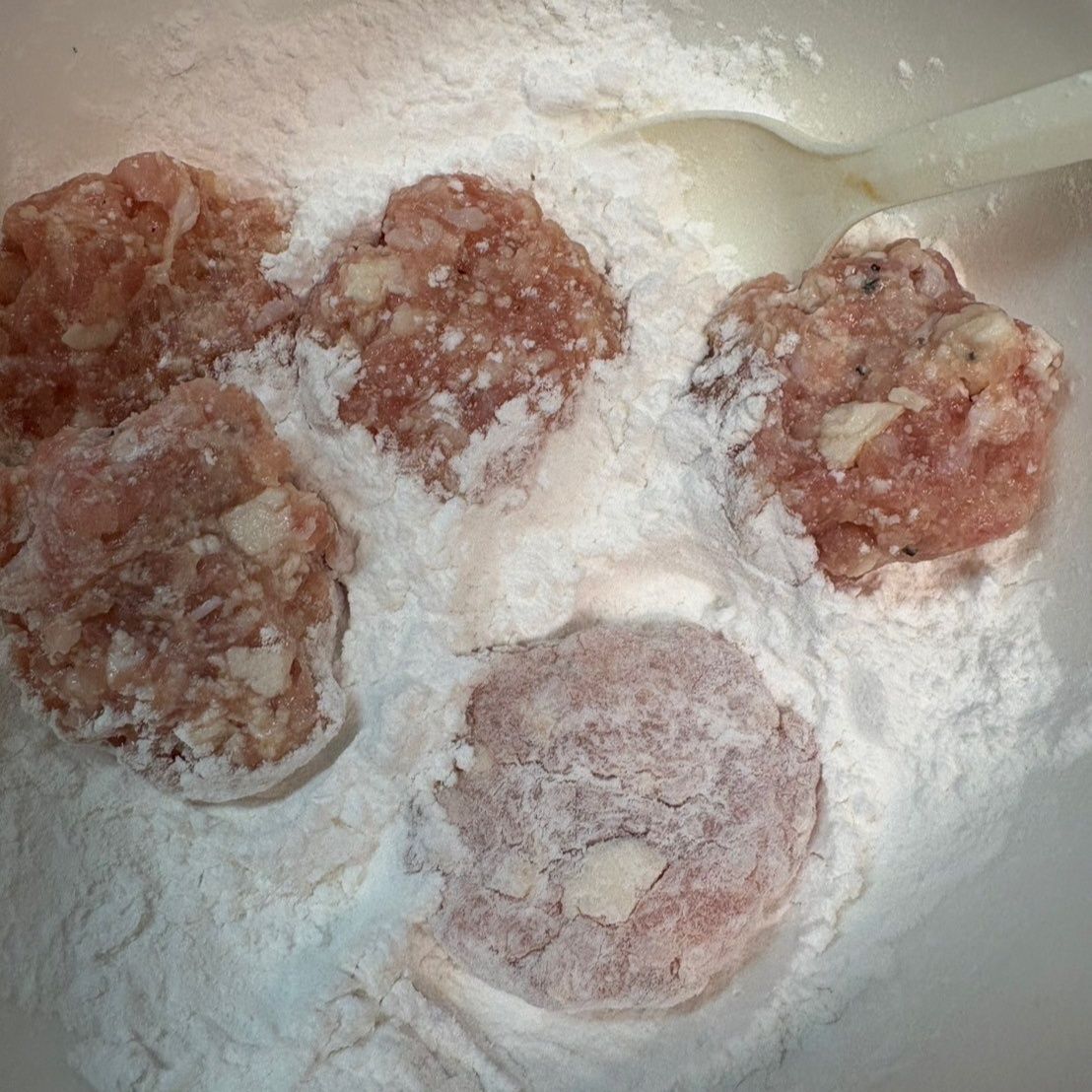 片栗粉と米粉を混ぜた物をしっかり周りに付けてから揚げ焼きします！