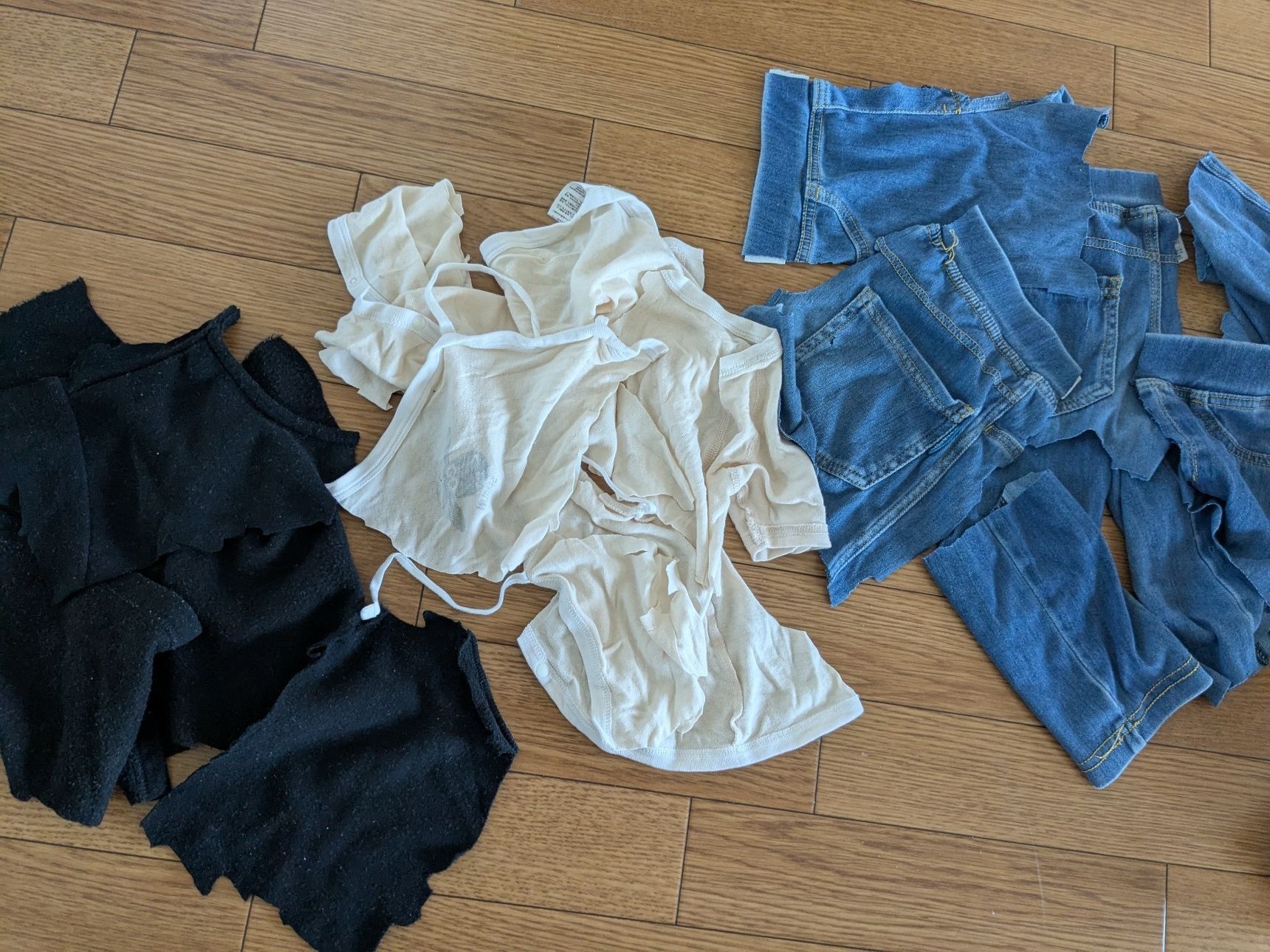 ＊着なくなった服をまとめておく。好きな大きさに適当に裁断する。この時大きめと小さめと色々なサイズにしておくと掃除する場所によって使いやすくなります。