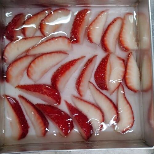 イチゴをのせる
