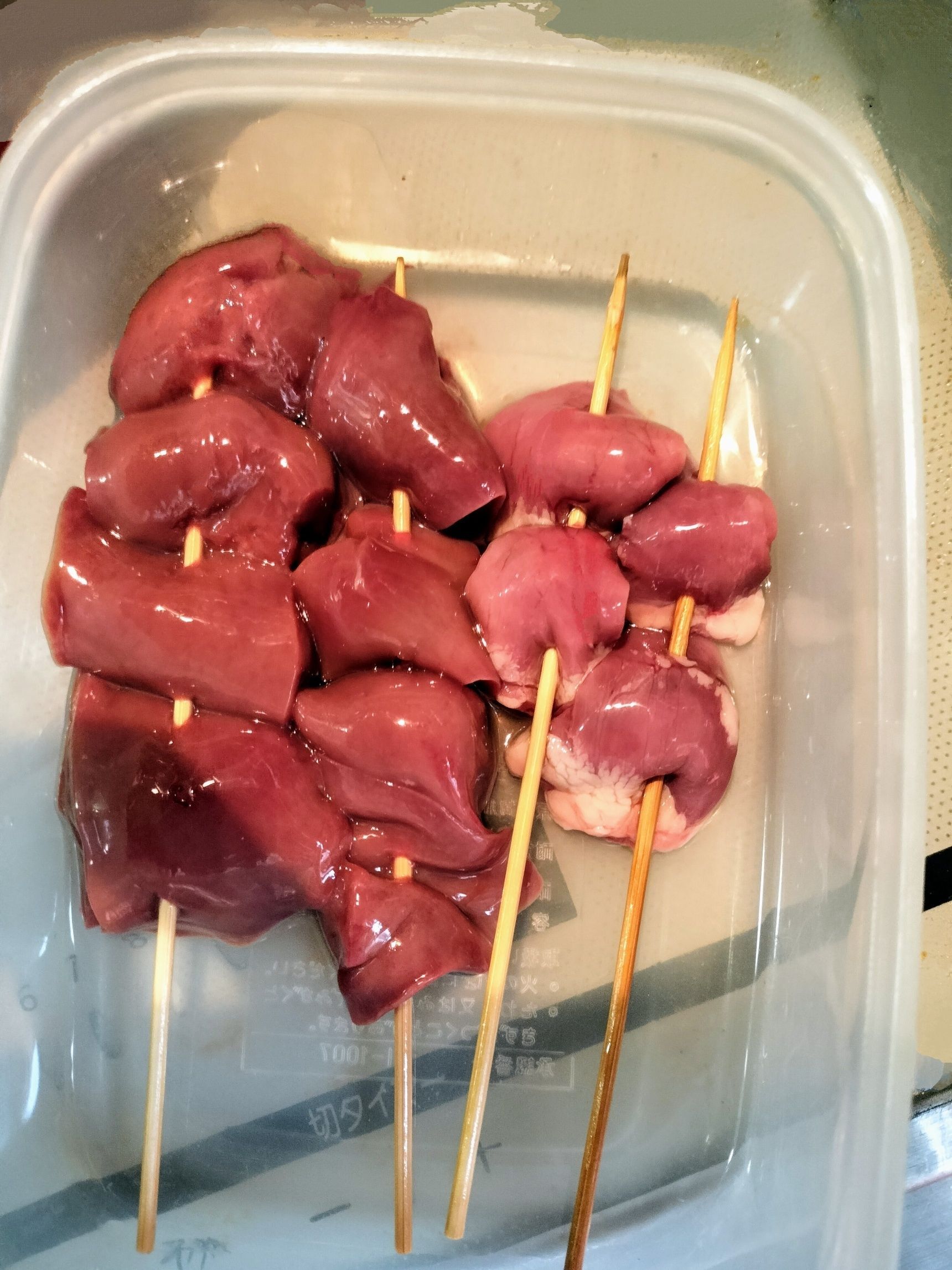 3.鶏レバーを食べやすい大きさに切り、串に刺す→鶏ハツは半分に切り、中を綺麗に洗い、串に刺す→鶏レバーとハツをタッパーに入れる→材料②を入れる→軽く揉み、蓋をして冷蔵庫で1〜2時間程保存