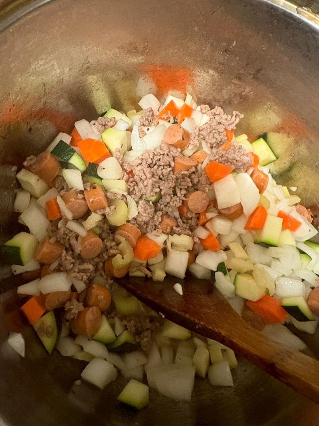 刻んだ野菜を加えてよく混ぜながら炒めます！