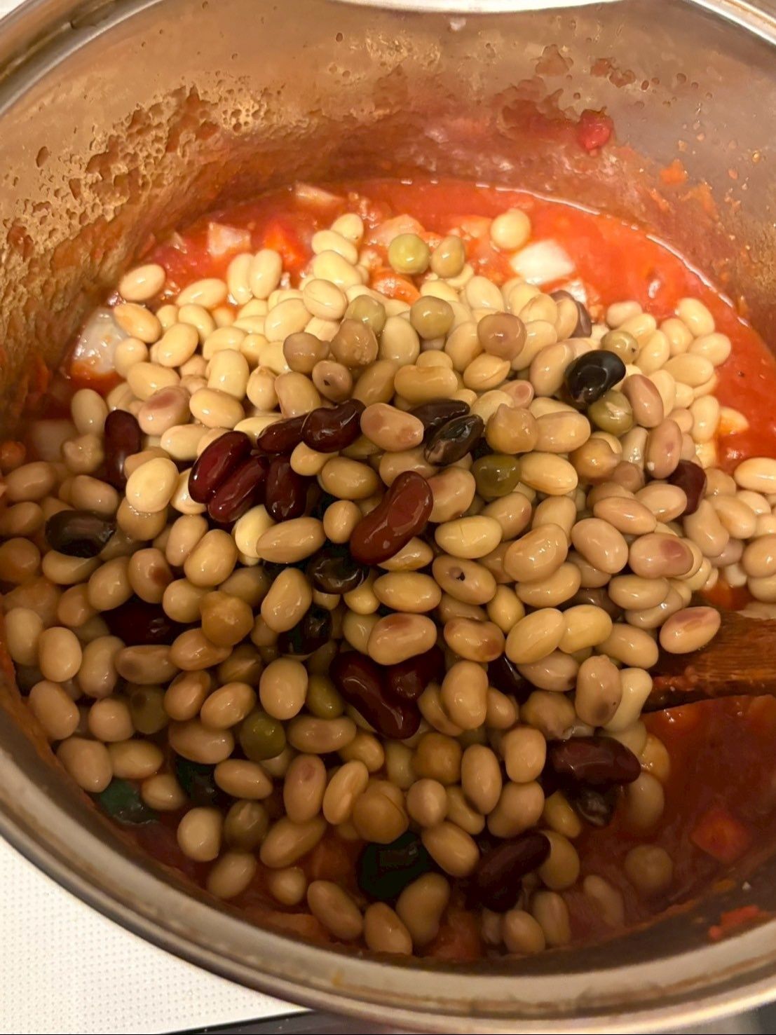 サッと水で流した水煮の豆を加えて全体をまぜます！