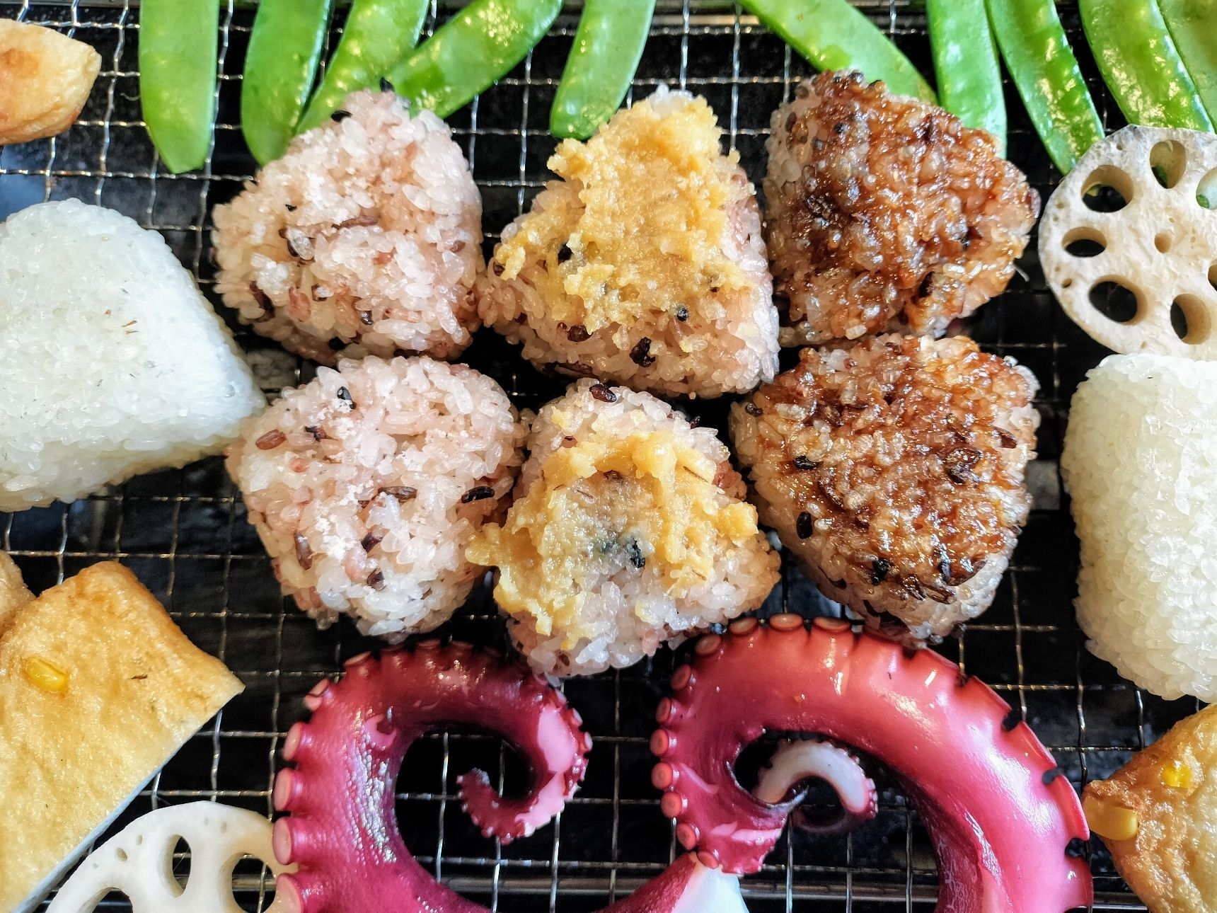 3.両面をしっかり焼き色がつくまで焼く→雑穀米のおにぎりそれぞれに、材料②③④を両面に塗り、両面を炙る