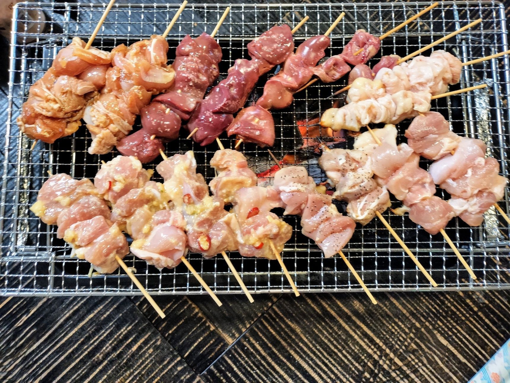 格別！炭火焼き鳥！下味3種！パサパサしない焼き鳥！しっとりぷりぷり鶏もも肉とハートとレバー！