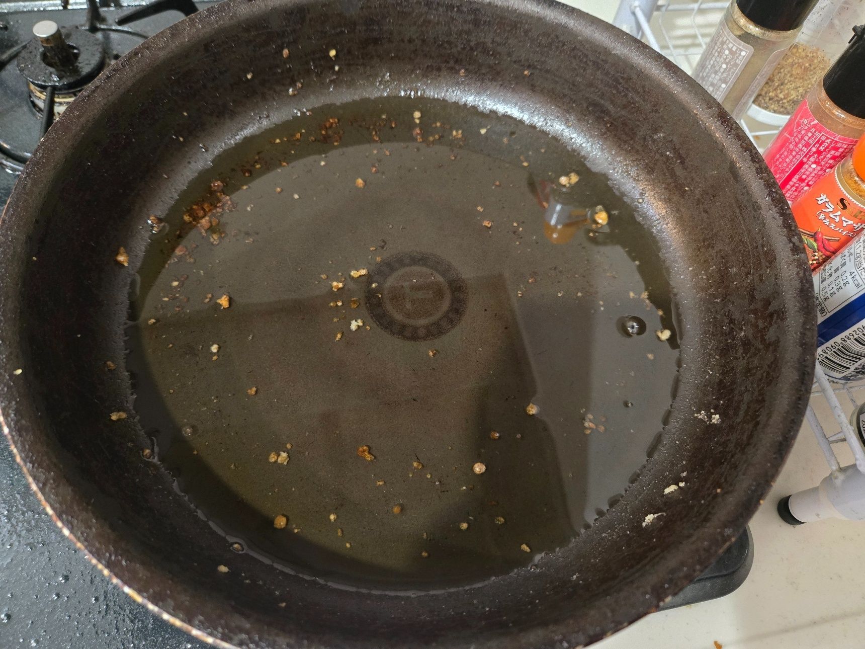 残った油のカスを取り除く。