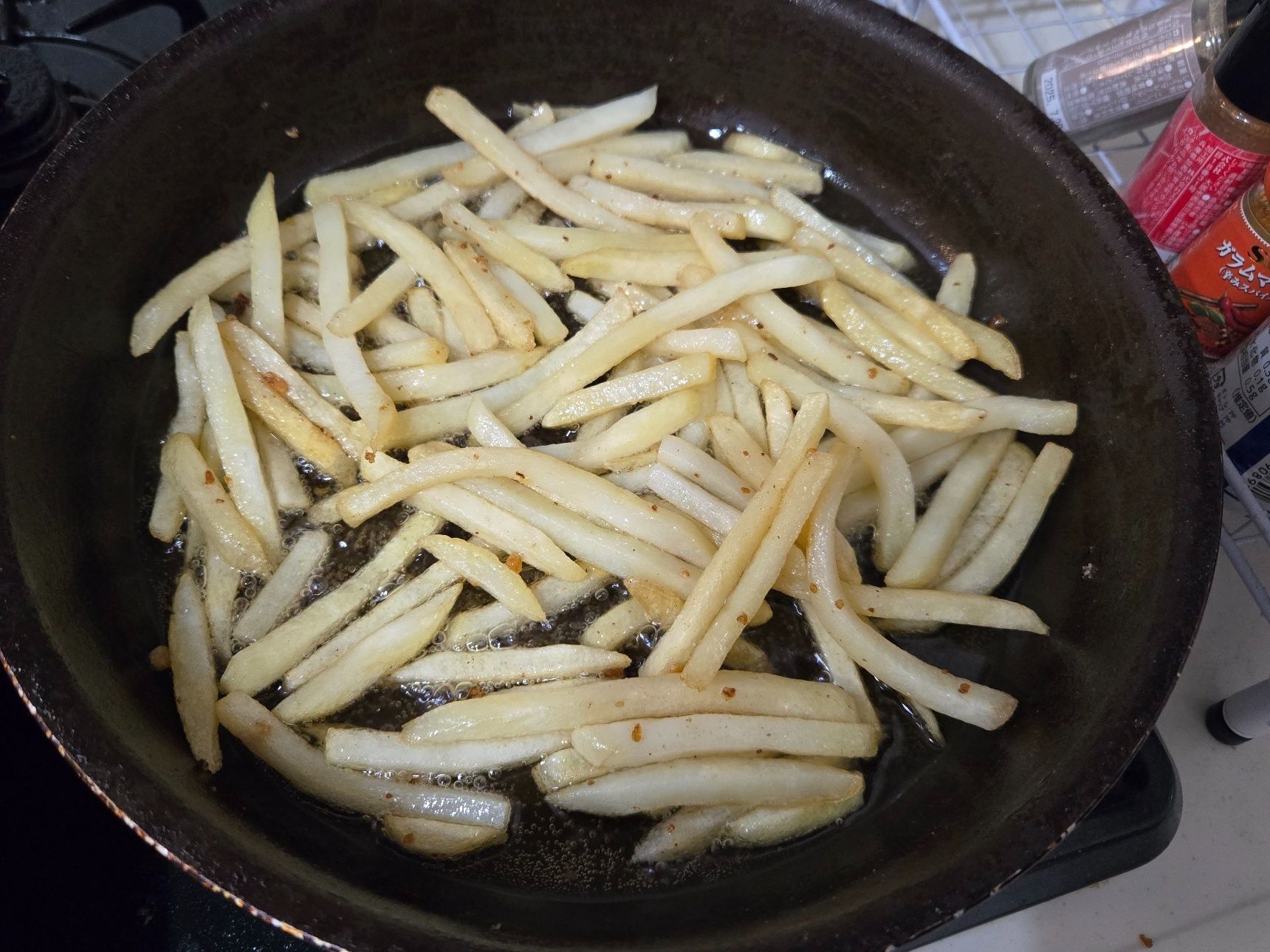 ポテトを揚げる。