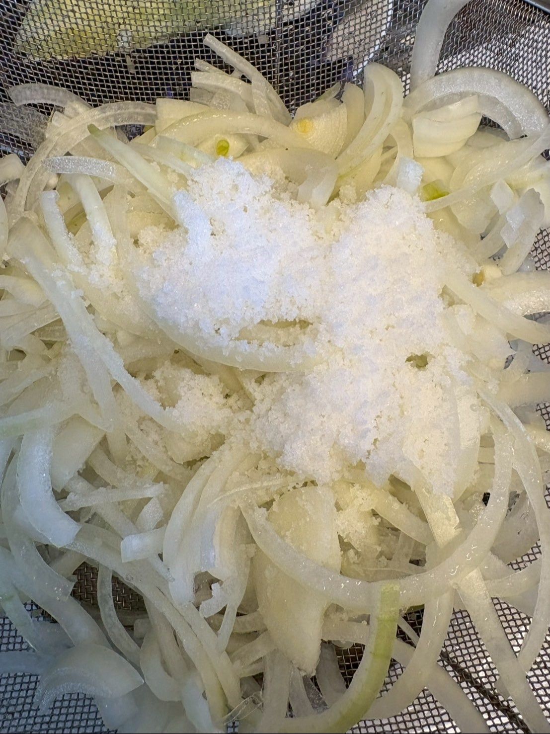 スライスした玉ねぎに塩大さじ3杯くらい入れて揉み込みます。