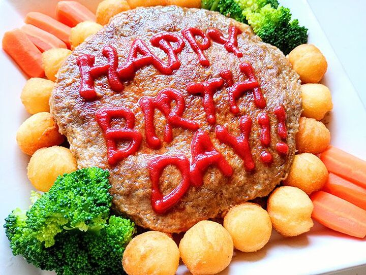 誰でも簡単!紙容器でできるコツなし巨大ハンバーグの作り方!誕生日のお祝いにもおすすめです♪