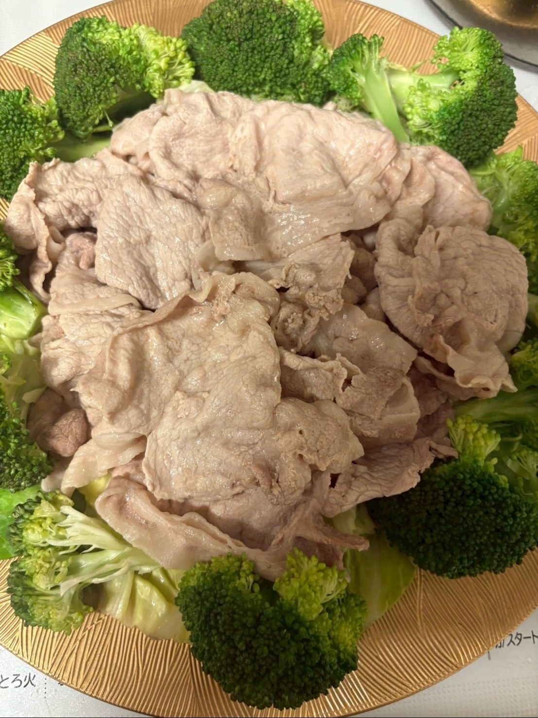 キャベツとブロッコリーを下に敷いてしゃぶしゃぶした豚肉を乗せます！