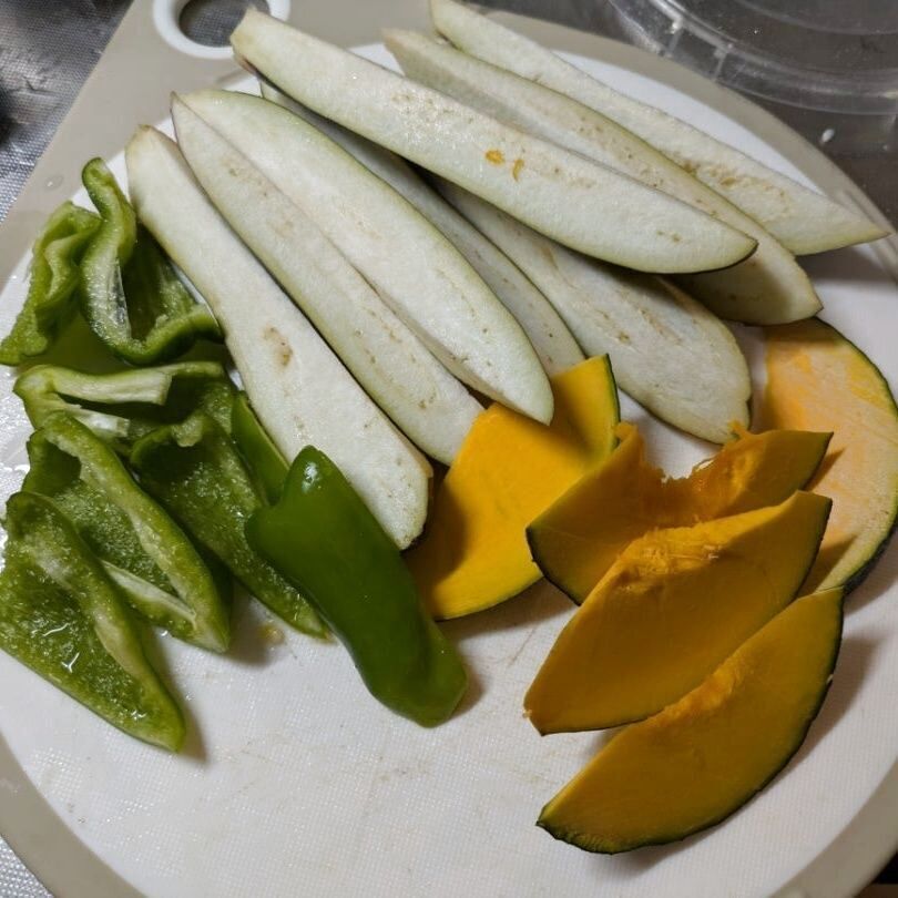 野菜をカットします。