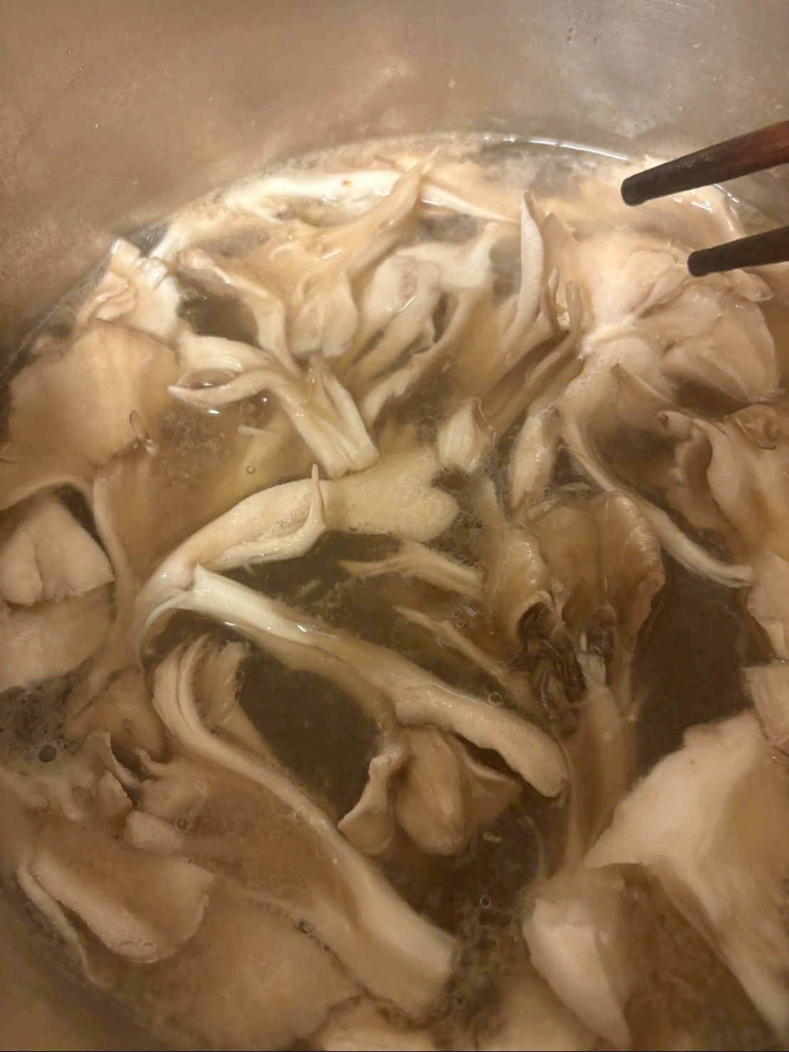 舞茸もさっとスープで煮ます！