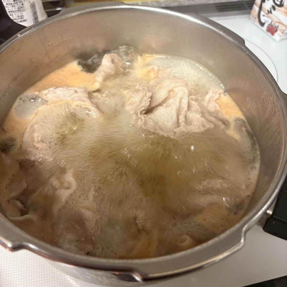 お肉は急いで取り出さずにアクを取りながら最後の一枚まで入れ切ってしまいます。