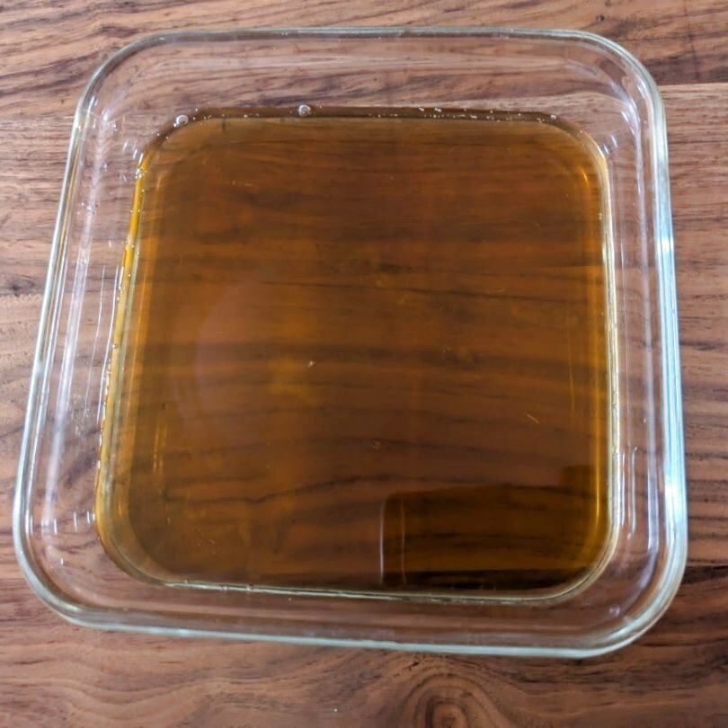 容器にめんつゆ液を準備する。
