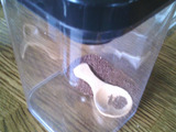 小さいさじでコーヒーの量を加減できる