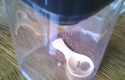 小さいさじでコーヒーの量を加...