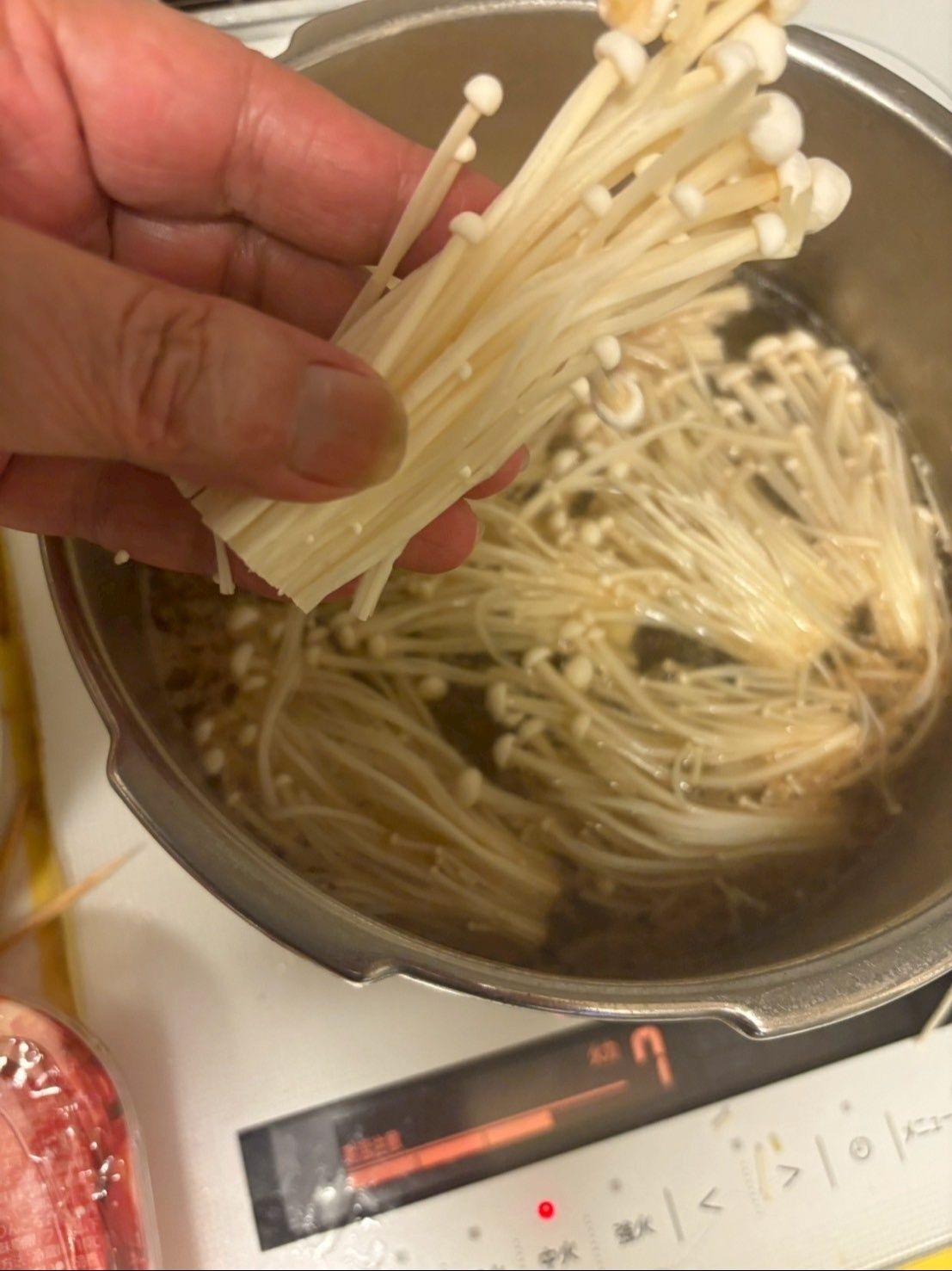 エノキはほぐさないである程度の束で煮ます！