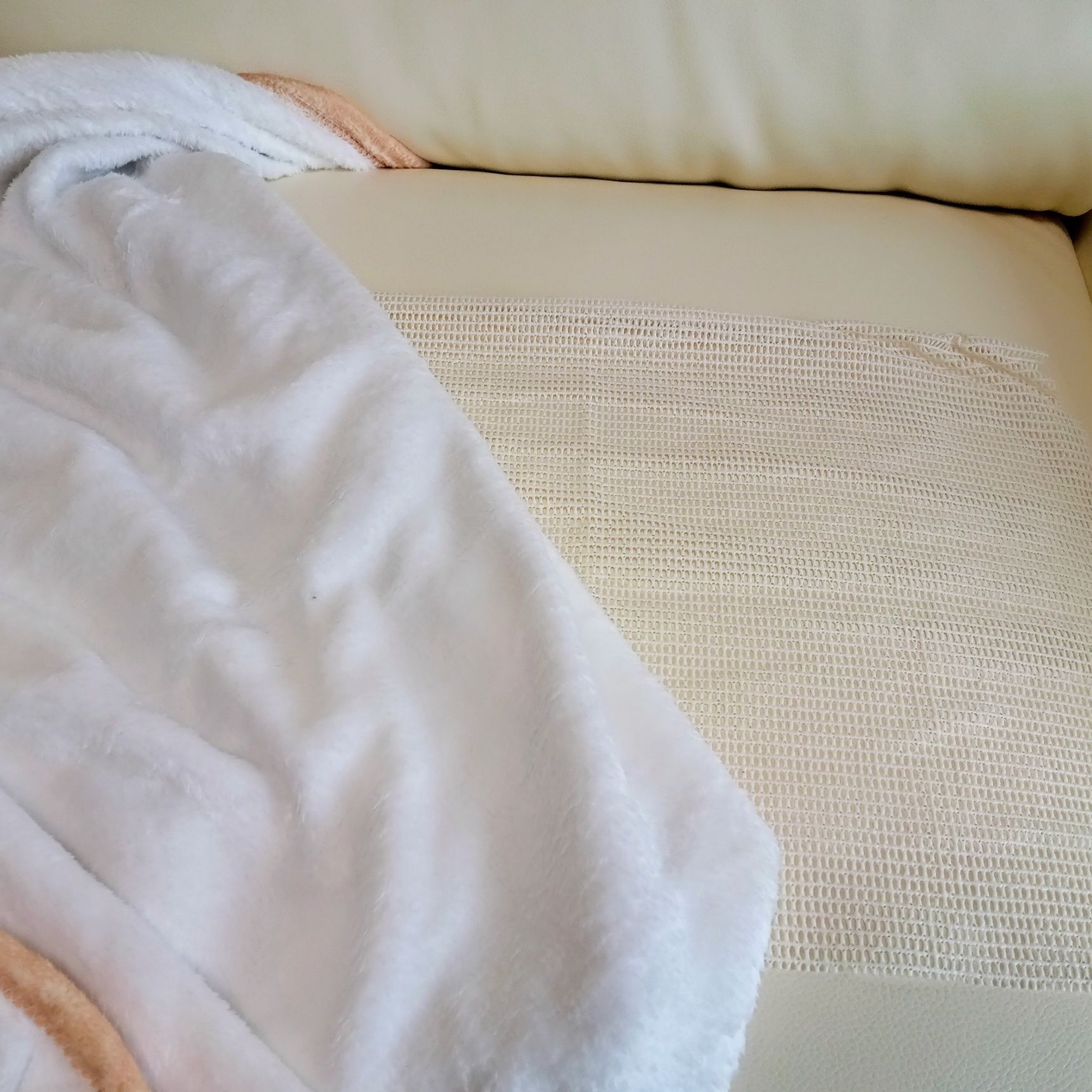 こんな感じで滑り止めを敷いても、絶対にズレる