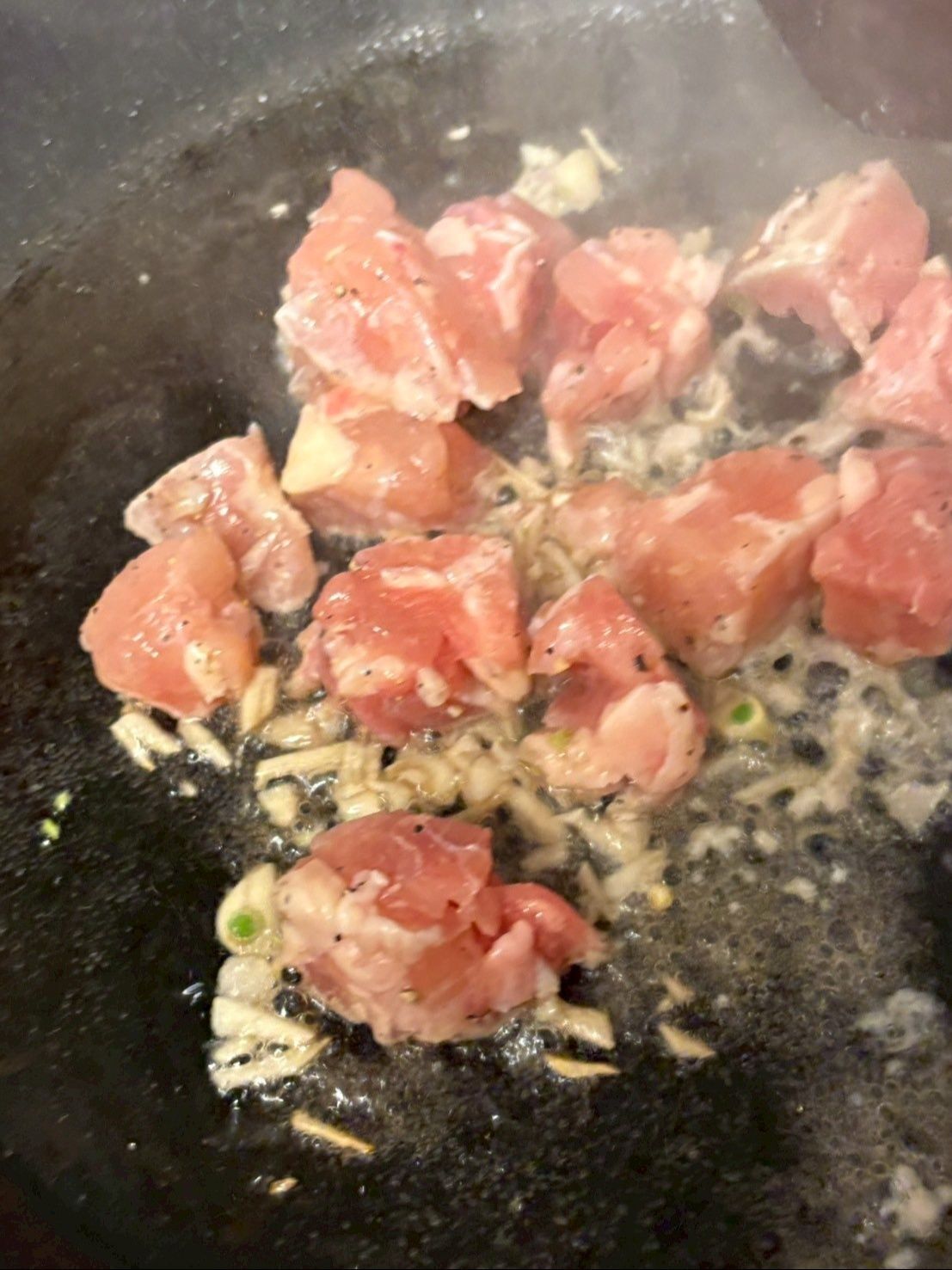刻みニンニクと鶏肉を良く炒めます。