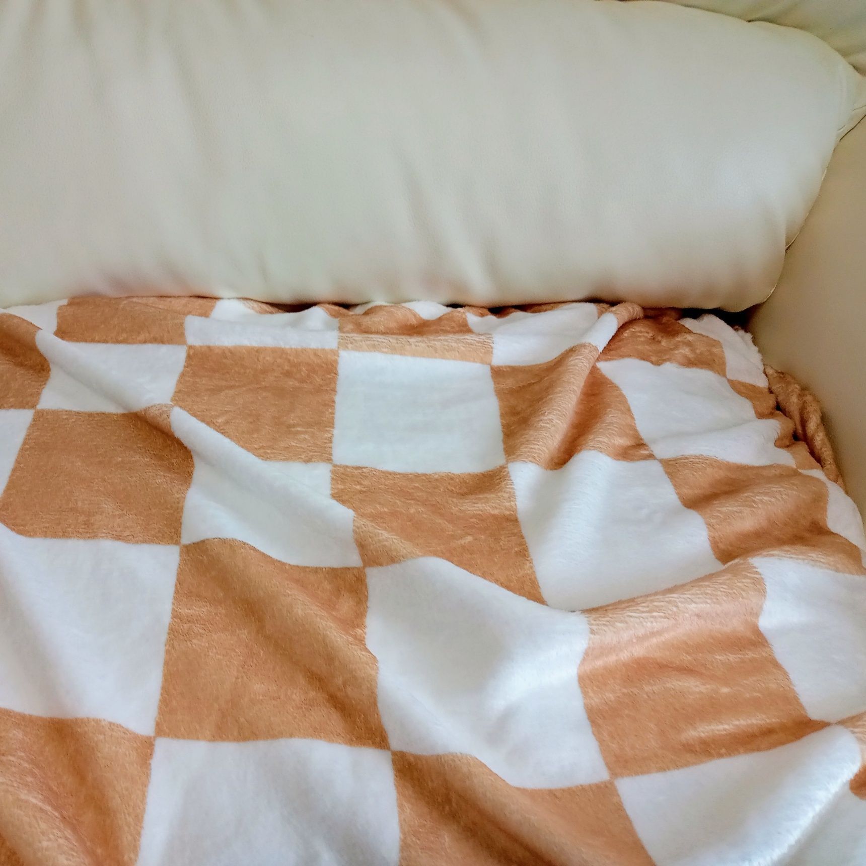 ソファーの座面にカバーをしてる方が多いと思いますが、座る度にズレてイライラ