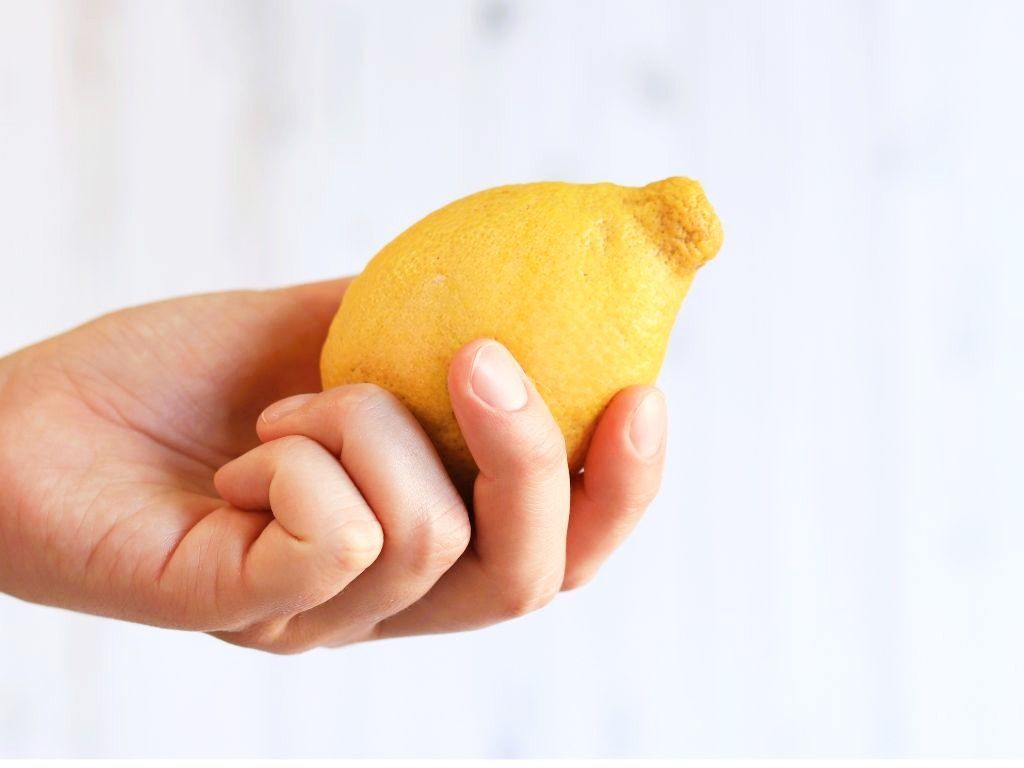 レモンを切らずに&quot;たっぷり&quot;果汁を絞る裏ワザ！キッチンにあるもので簡単にできるんです♪