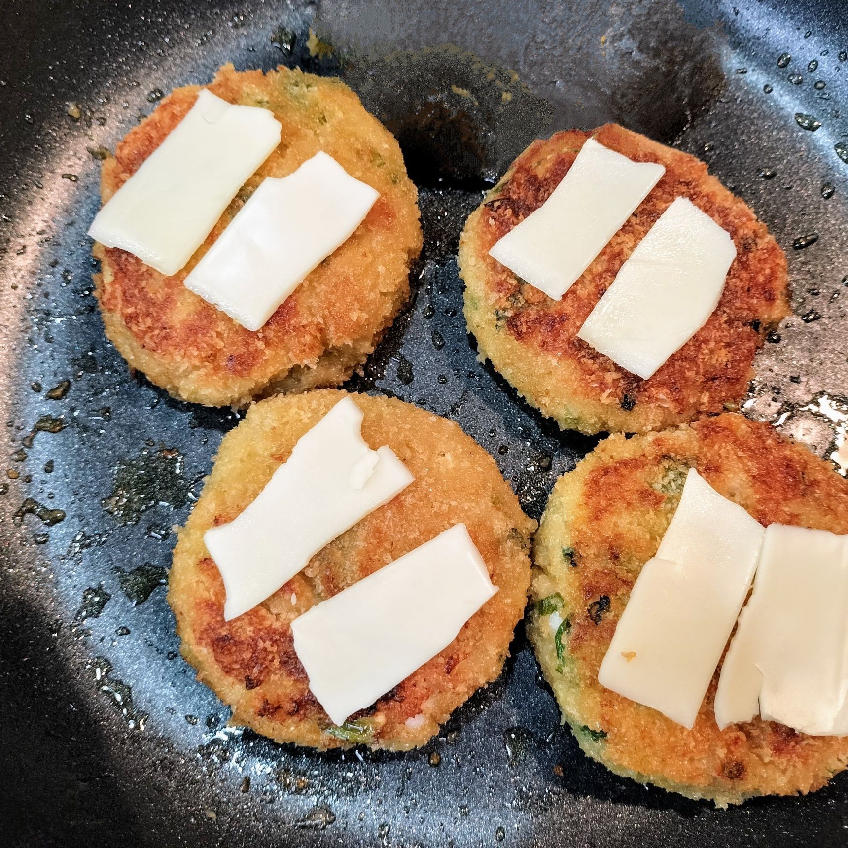 4．スライスチーズをのせて、少し溶かす→ひっくり返してチーズをこんがり焼く（両面同様作業）