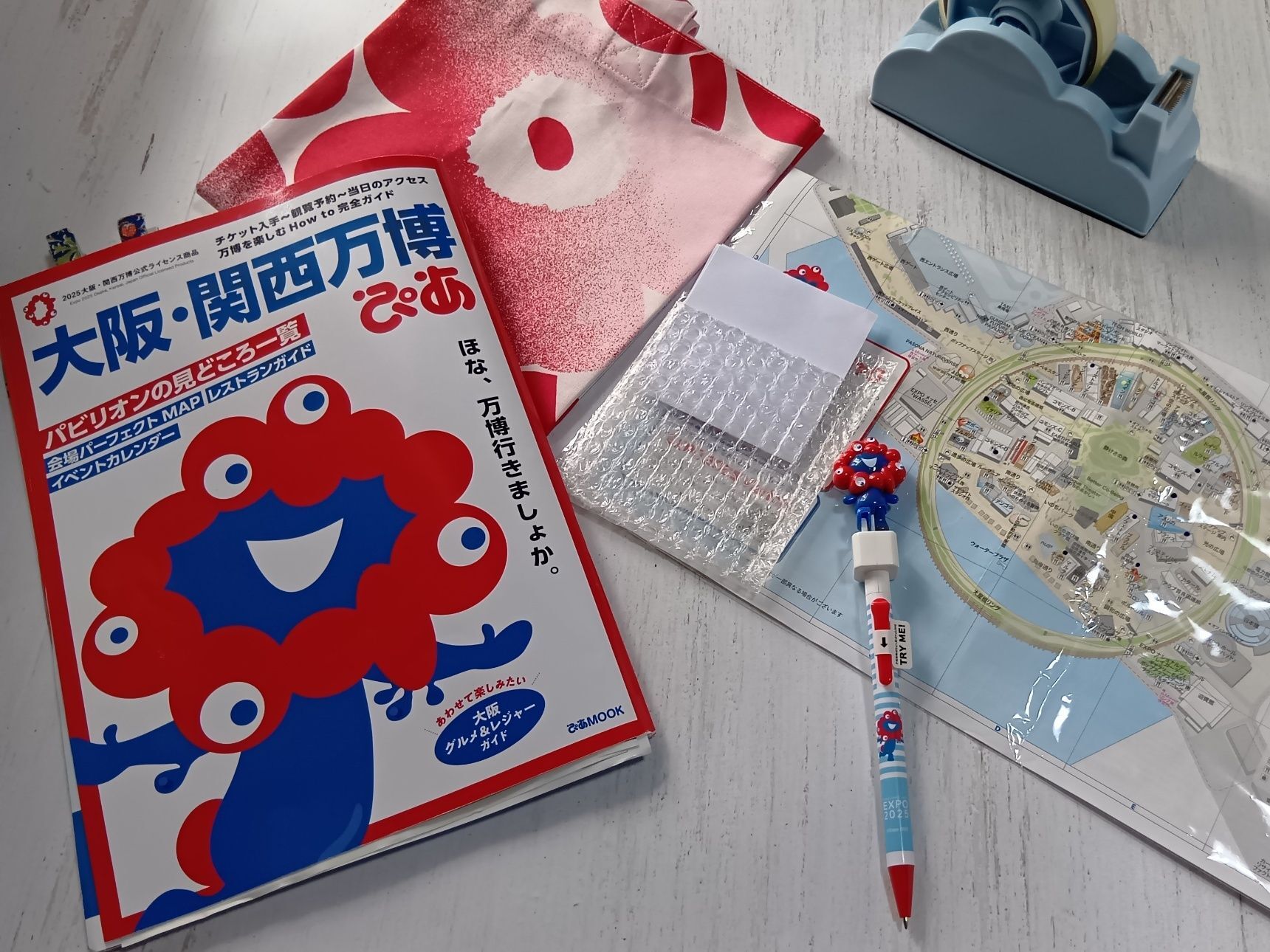 紙の地図は小雨で破れやすいけど、ビニール袋に入れておけば安心！使い捨てしやすい袋だから、マジックで書き込んでもまた新しく作り直せます。地図に直接書くと使いにくくなるので、この方法がおすすめですよ。