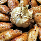 ごま油とにんにくの香ばしい手羽先グリル焼き！にんにくの「茎」と焼きニンニクを添えて！