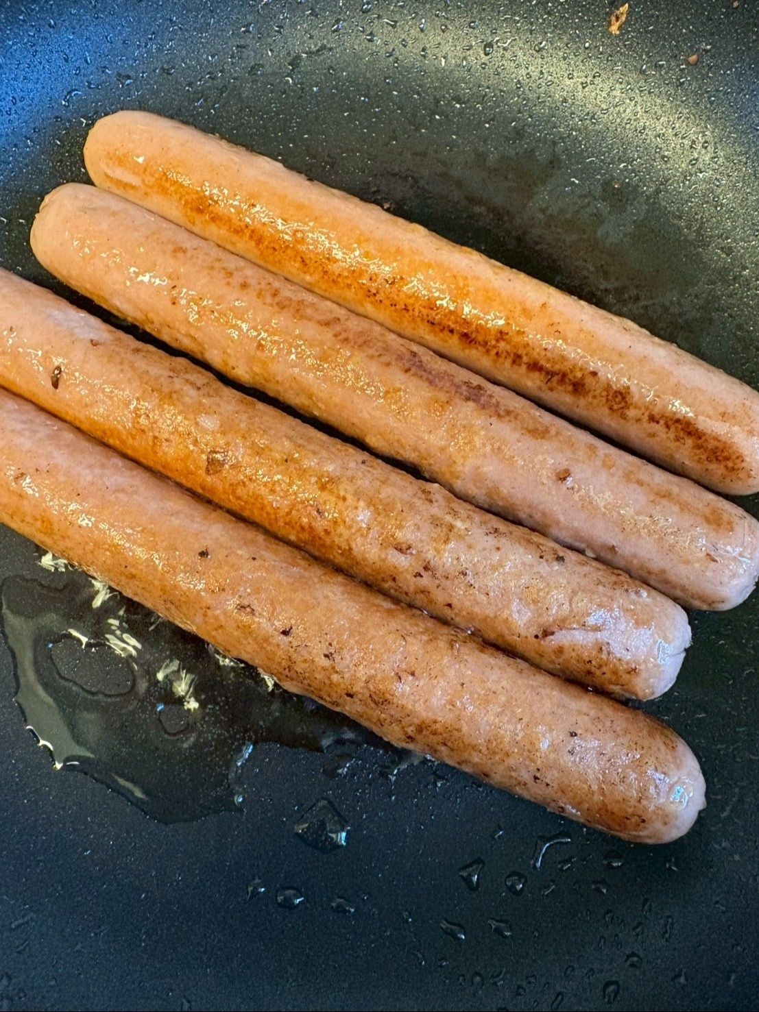 キャベツを取り出した後、フライパンでおさかなソーセージをこんがり焼きます！