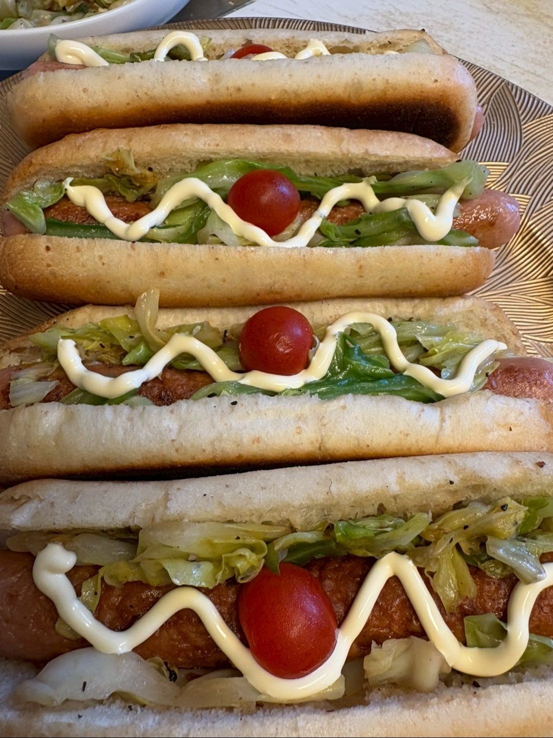 ミニトマトを飾ってからマヨネーズを絞って完成です！