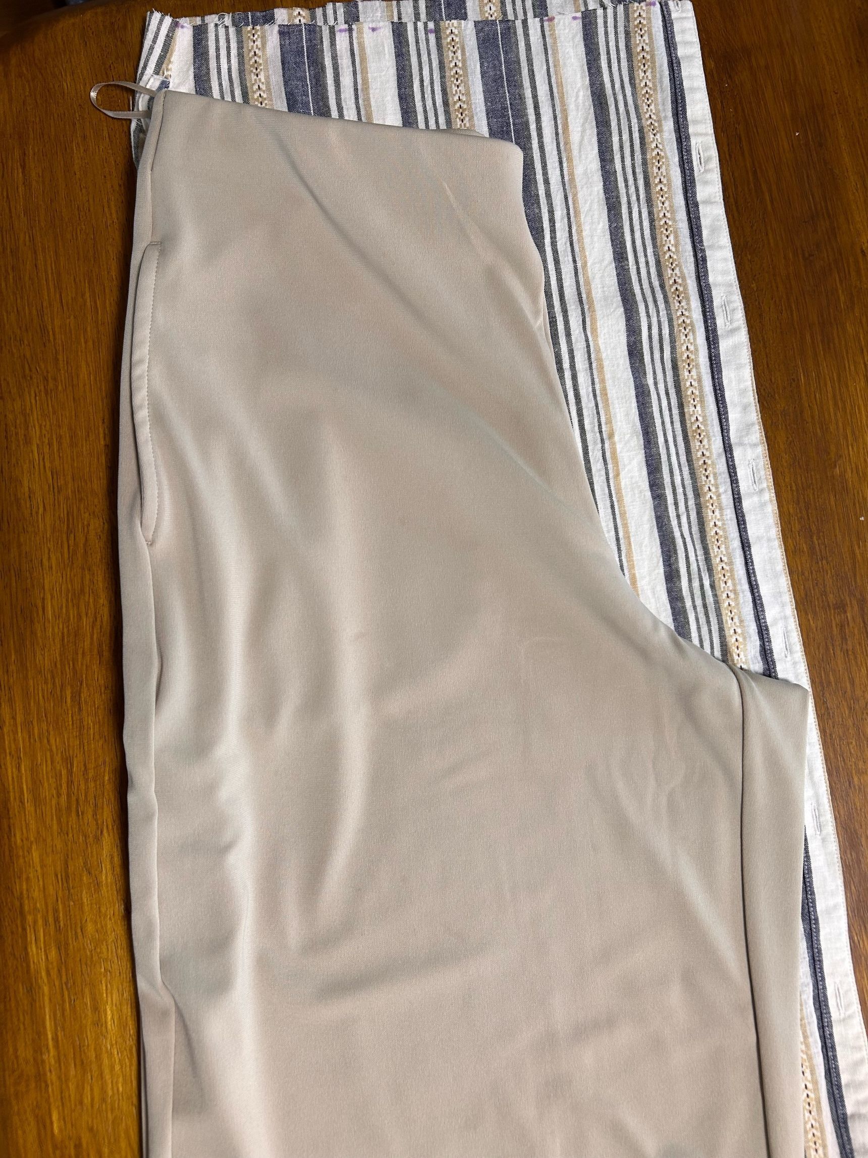 服を畳んでズボンを当ててみる