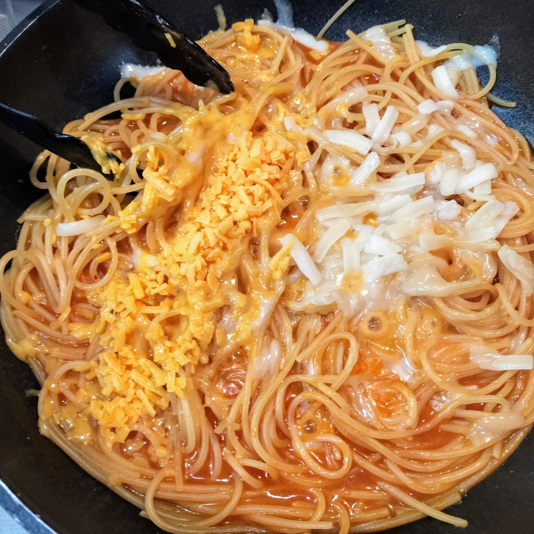 3.手順1のフライパンに、とろけるチーズと手順2の煮汁を加えて混ぜる→手順2の具材を添える→ひと煮立ちさせる
