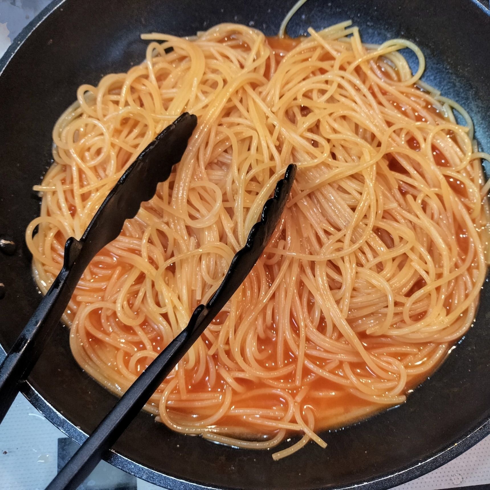1.フライパンに、濃縮スープと水を入れて混ぜる→ひと煮立ちさせたら、パスタを加えて煮る