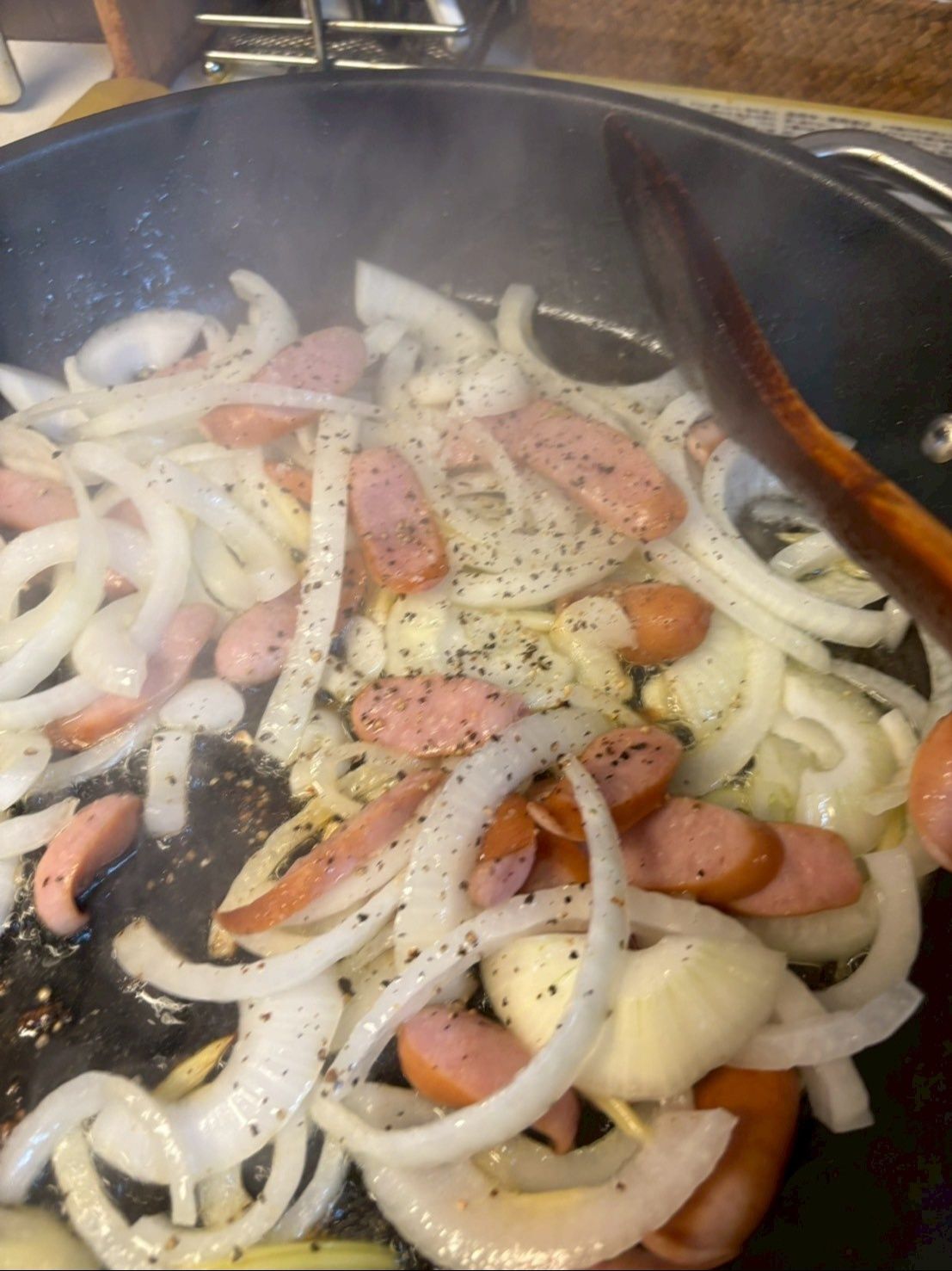 ソースの味付けはこの時にしっかりと塩コショウで具材に味を付けてしまいます。