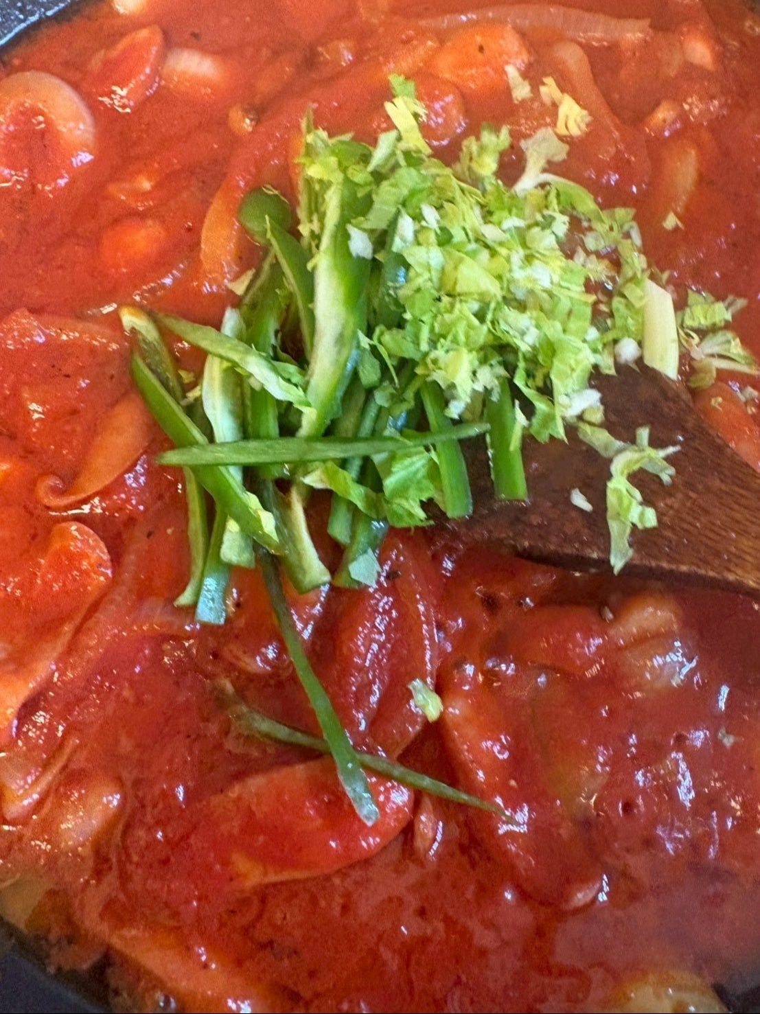 ピーマンとセロリの葉を後から加えます。
