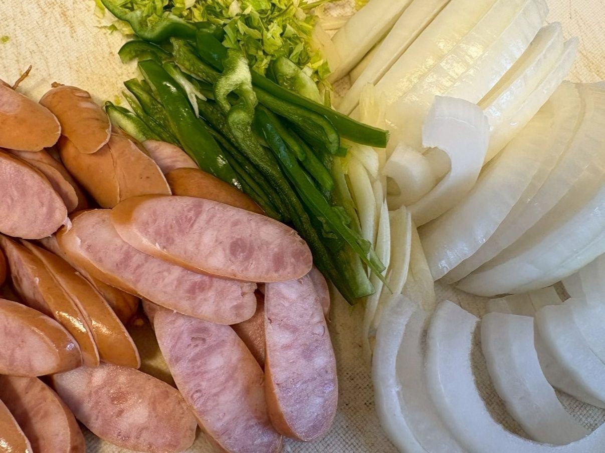 野菜とソーセージを切り、同時に大鍋にお湯をたっぷり沸かし塩を入れます。
