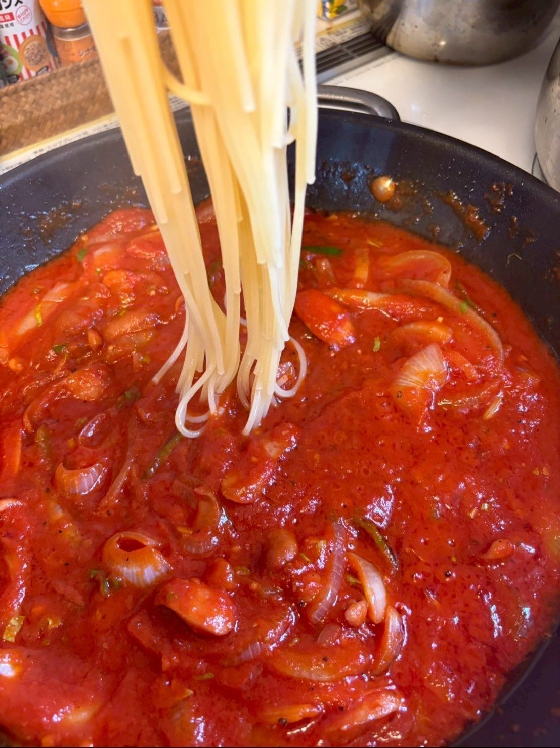 フライパンの火を一旦止めて、鍋から直接パスタを加えちゃいます！