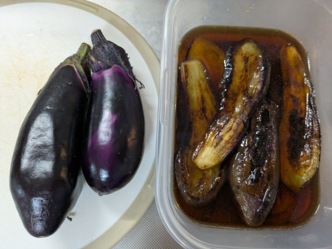 焼いたナスを、漬けだれに入れる。
