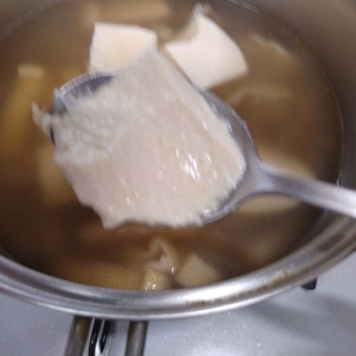 絹豆腐をスプーンですくう