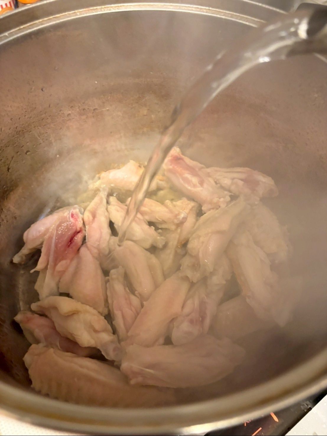 鶏肉が被るくらいにお湯を注ぎます