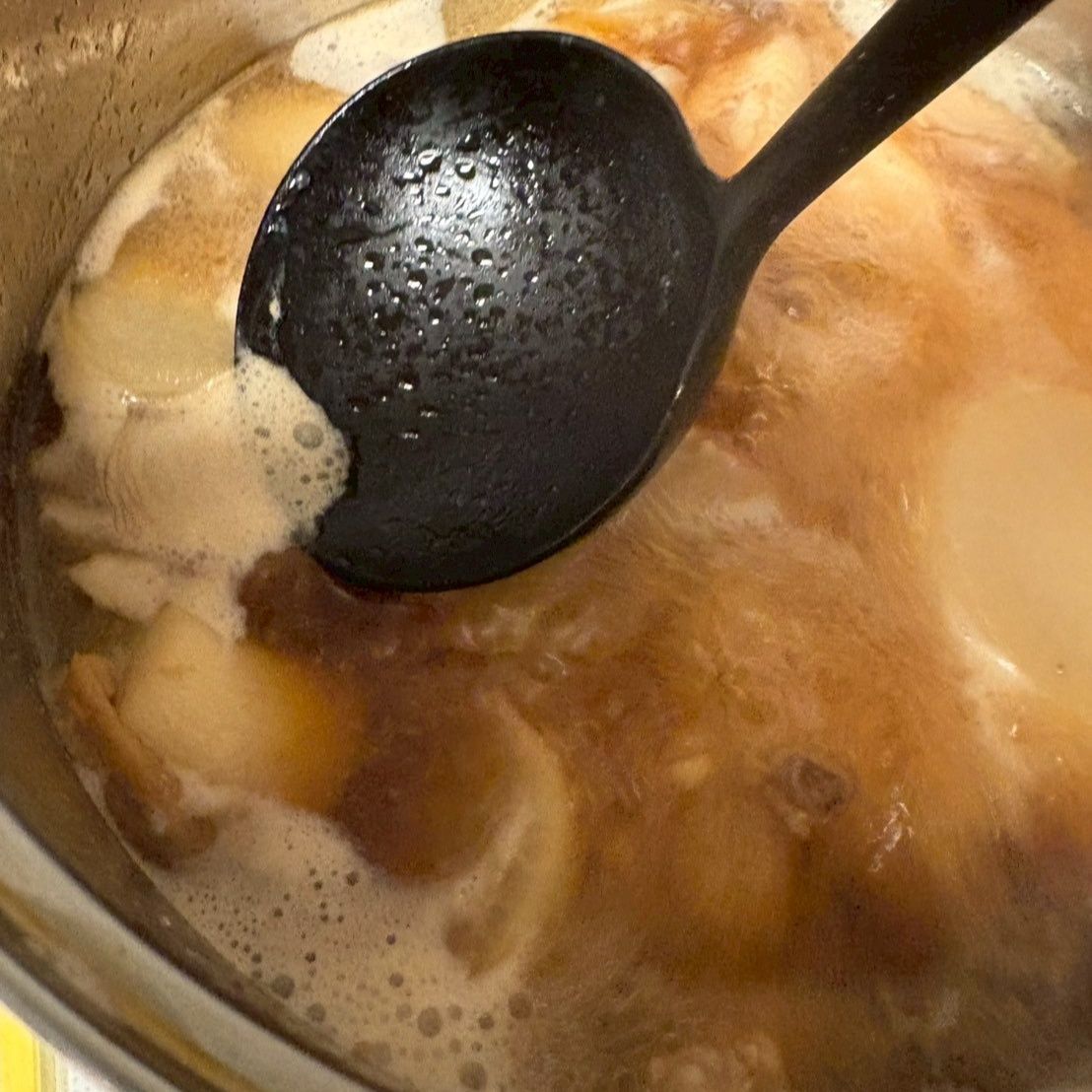 アクを取りながら綺麗な煮汁で煮ていくとだんだん煮詰まってきます