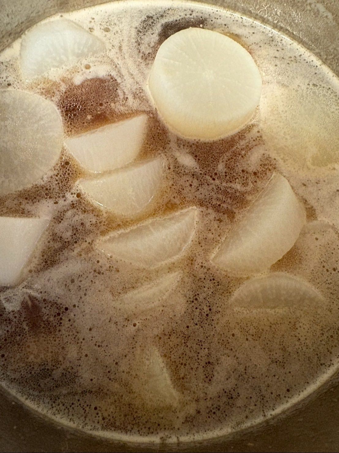 下茹でをしておいた大根を加えます