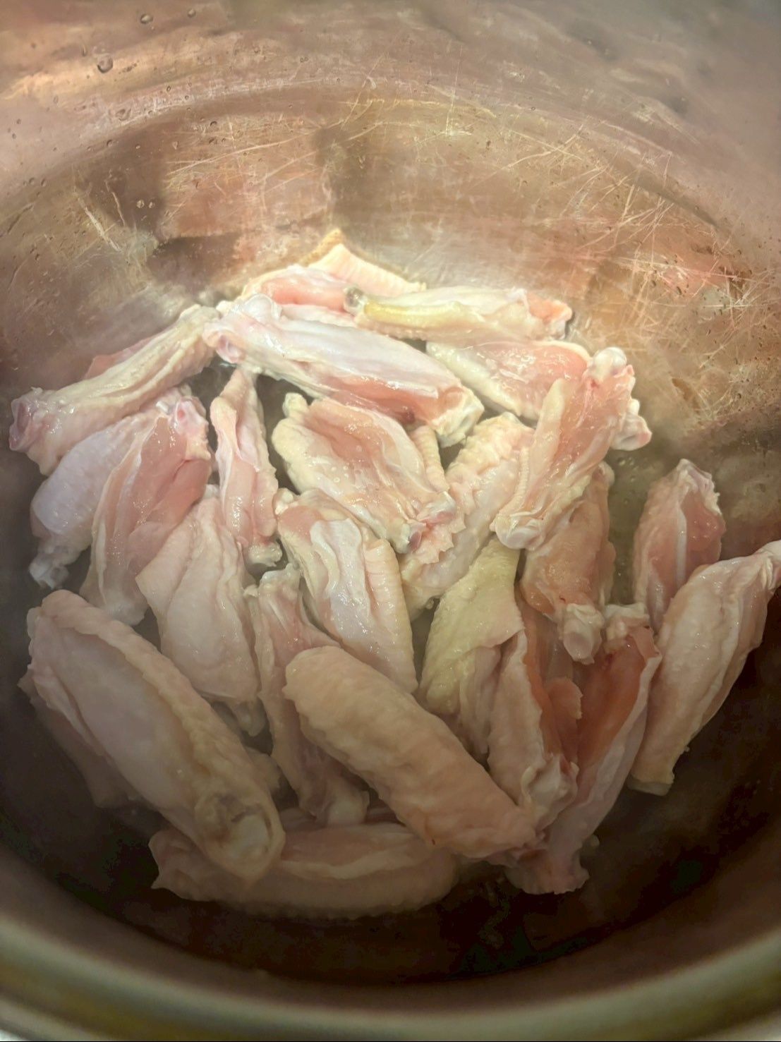 鍋に油を少量敷いて鶏手羽中の表面に火を通します