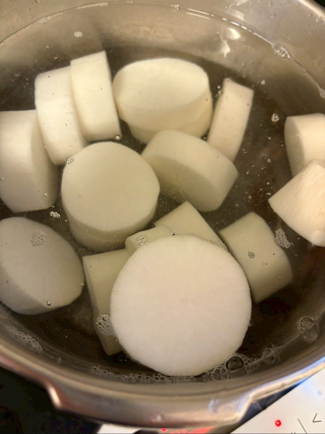 大根は皮を剥き2cmくらいの輪切りにして下茹でします